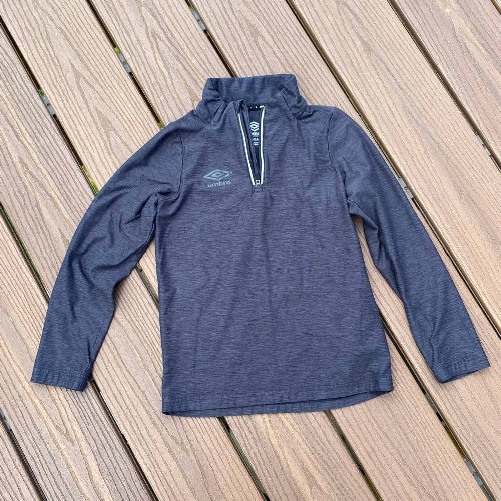 Umbro 1/4 zip shirt - size S (6/7)